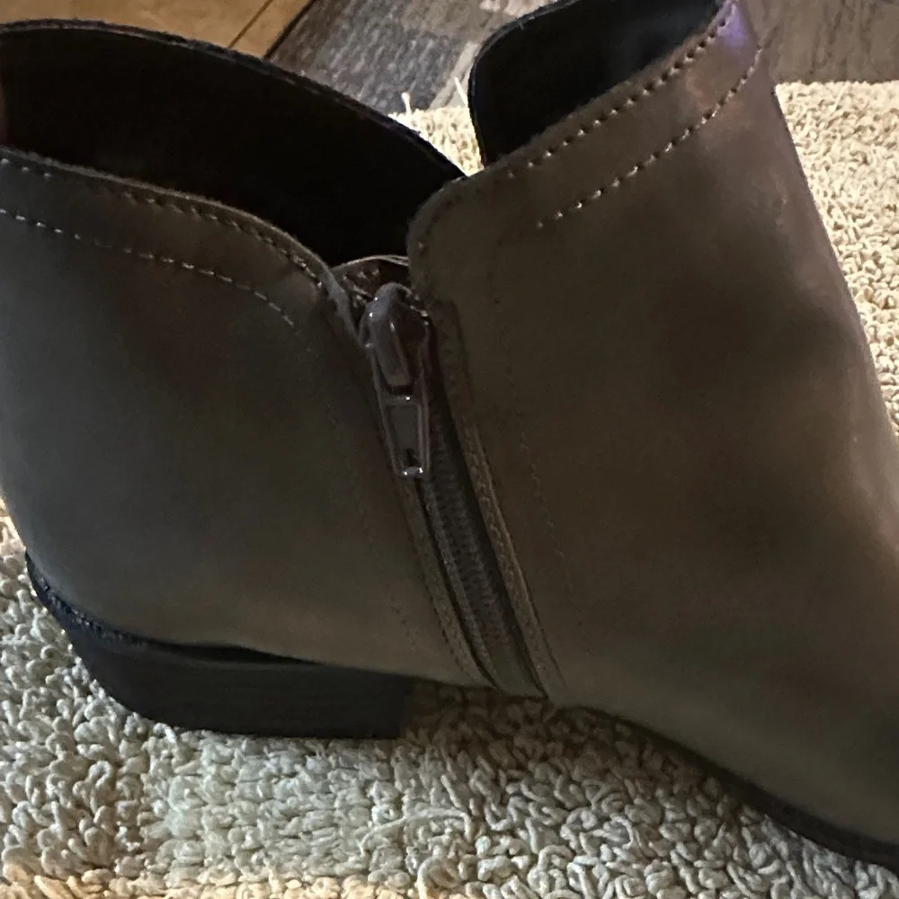 AMERICAN RAY Elegant Gray Ankle Boots - Picture 3 of 9